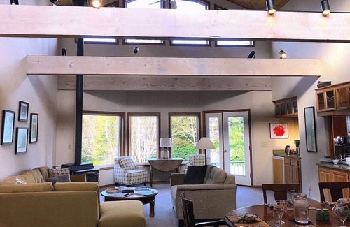Langlois Cama Y Desayuno | Floras Lake House Bed & Breakfast