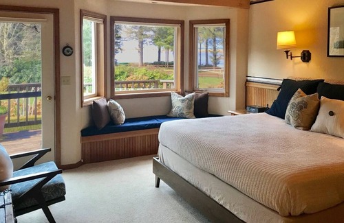 Langlois Cama Y Desayuno | Floras Lake House Bed & Breakfast