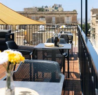 Floriana Apartamento | Florette Suite 2BR with Stunning Lounge Terrace by ArcoBnb