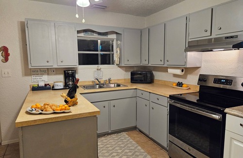 Palmetto Cabaña | Florida Charm Minifarm🐓 HotTub-POOL-Chickens! Near I75, I275. Pets, trailers OK