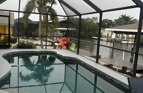 Southside Rural Community Casa | Florida waterfront home with pool and use of kayaks