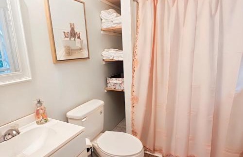 McCain Casa | Flower Bliss Cottage in Sparta Mountains