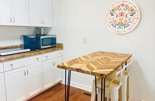 McCain Casa | Flower Bliss Cottage in Sparta Mountains