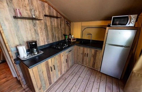 Die Casa | Flower Camping la Pinède **** - Lodge Insolite Pinede 46m2 - 2 bedrooms + Covered terrace + Plancha - 5 to 7 people - 5 pers. included in the tariff