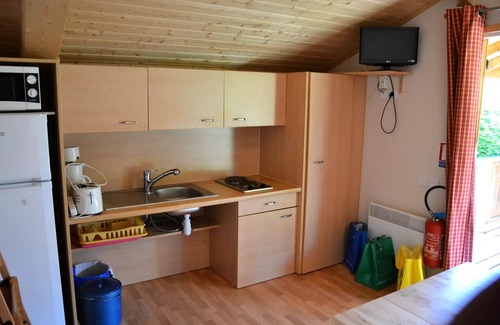 Hauterives Chalet De Esquí | Flower Camping Le Château *** - Chalet PMR Comfort 35m2 2 bedrooms + covered terrace + TV + air conditioning 4 people