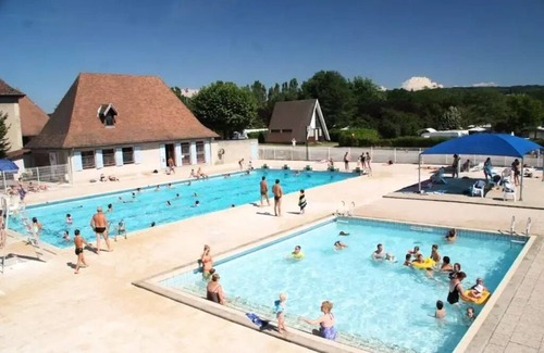 Hauterives Chalet De Esquí | Flower Camping Le Château *** - Chalet PMR Comfort 35m2 2 bedrooms + covered terrace + TV + air conditioning 4 people