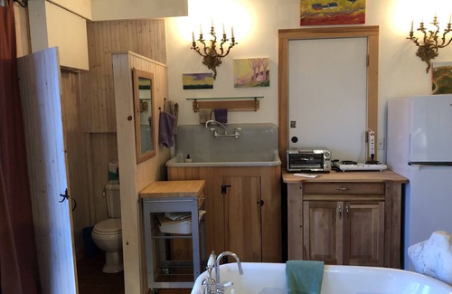 Williamsburg Apartamento | Flower Hill Farm Retreat Studio Mountain and Garden Views Clawfoot Tub.