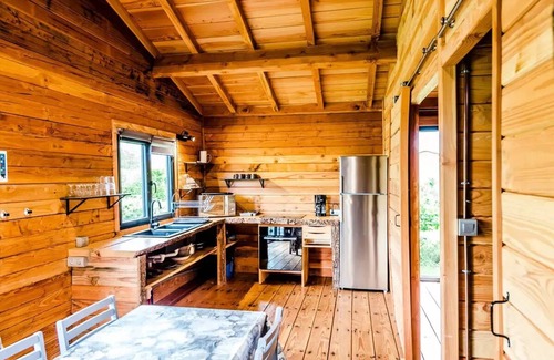 Pressignac Chalet De Esquí | Flower Lake Camping **** - Comfort Chalet 50m² - 3 bedrooms + covered terrace + TV + oven for 6 people