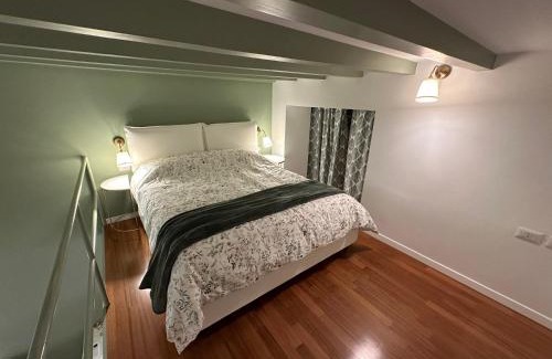 Ponte Seveso Apartamento | Flowers, a cozy suite in Milan