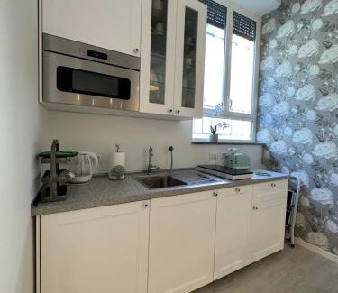 Ponte Seveso Apartamento | Flowers, a cozy suite in Milan