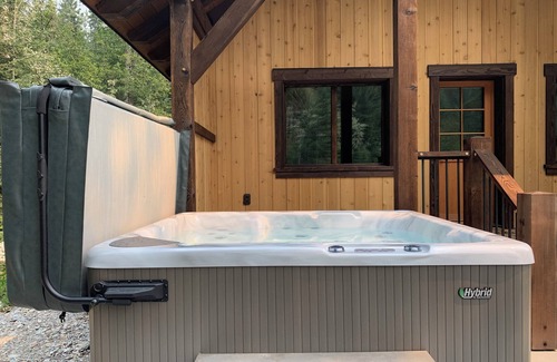 Golden Cabina | Flowing Waters Cabins Explorer