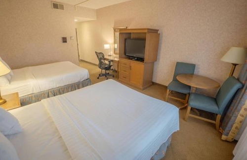 Raisin Hotel | Fly In, Rest Easy – 2 Budget-friendly Units Close to Airport