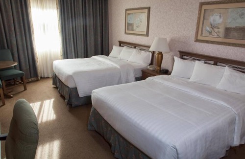 Raisin Hotel | Fly In, Rest Easy – 2 Budget-friendly Units Close to Airport