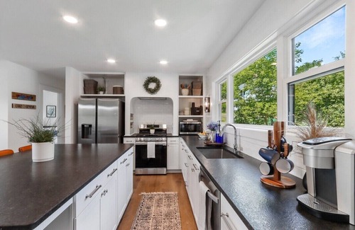 Fontana-on-Geneva Lake Casa | Fontana Fen Getaway |Upscale Lake-Country Vibe |Chef's Kitchen |King Suite |Rec Room |1 Mile to Lake