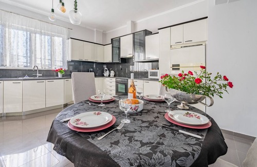 Salakos Villa | Villa privada de lujo en Fontana con piscina cerca de la playa y vistas al mar en Mountain Villag