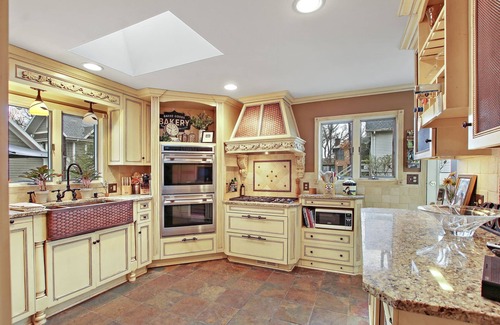 Fontana-on-Geneva Lake Casa | Fontana Lakeside Haven |Pier Acces |Screened-in Porch |Fireplace |Fire Pit |Lawn Games |Monthly Stay