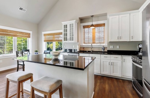 Fontana-on-Geneva Lake Condominio | Fontana Harbor 162 |Balcony |5 Min Walk to Beach |New Condo Across from The Abbey Resort
