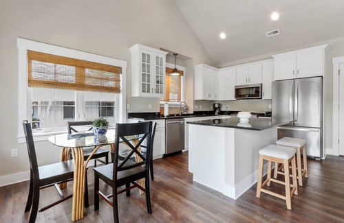 Fontana-on-Geneva Lake Condominio | Fontana Harbor 162 |Balcony |5 Min Walk to Beach |New Condo Across from The Abbey Resort