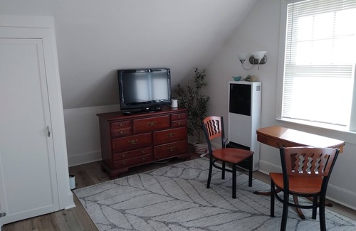 Wilmington Casa | Fonzie Flat! Lovely studio w/kit., wash/dry, parking..