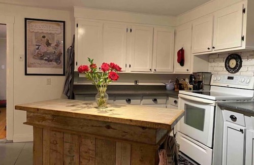 Kings County Otro | Foot of the Mountain Farmhouse-New Upgrades!! Air conditioning!
