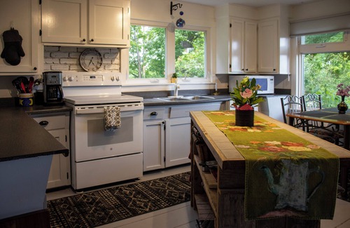 Kings County Otro | Foot of the Mountain Farmhouse-New Upgrades!! Air conditioning!
