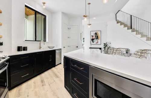Riverside Casa | Football Fave, 5 Min to Downtown - Pool, Photo Op!