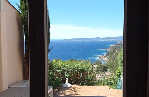 Le Dramont Apartamento | 300m de la playa. Promo -20% semana (24 / 08-31 / 08) -Vista panorámica al mar - calma-WIFI