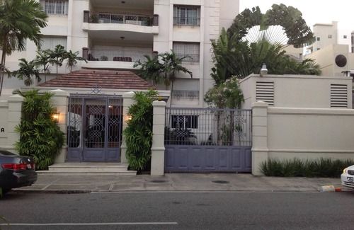 Downtown Santo Domingo Condominio | * En Venta * o * Año de Arrendamiento * Condo de Lujo / Centro de Ciudad Sto Dgo / 3 Suites / Capacidad 6