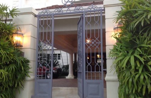 Downtown Santo Domingo Condominio | * En Venta * o * Año de Arrendamiento * Condo de Lujo / Centro de Ciudad Sto Dgo / 3 Suites / Capacidad 6