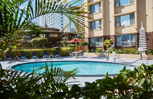 Ala Moana Casa | For the Whole Family! Onsite Pool, 2 Great Units, Pet-Friendly Property