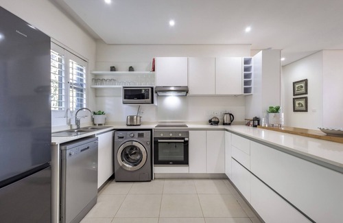Ballito Apartamento | Forest and Sea Views | Stylish 2BR in Simbithi