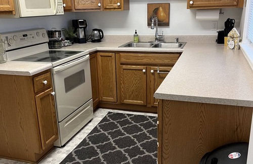 Des Moines Apartamento | Forest Ave Historic Rutledge home 8 beds close to everything in the metro.