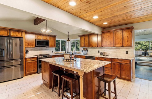 Cascade-Chipita Park Cabina | Forest Cabin - Hot Tub & Mt Views - Pikes Peak