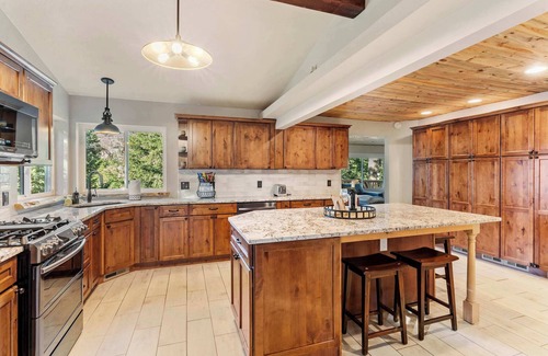 Cascade-Chipita Park Cabina | Forest Cabin - Hot Tub & Mt Views - Pikes Peak
