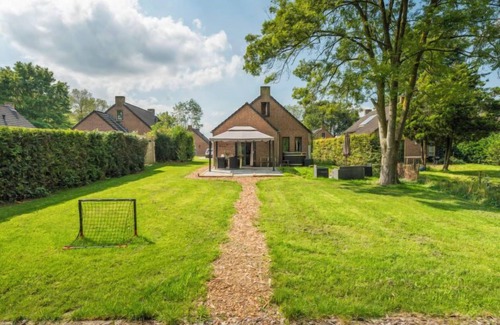Ewijk Casa | Forest Cottage Ewijk incl. hot tub by Interhome