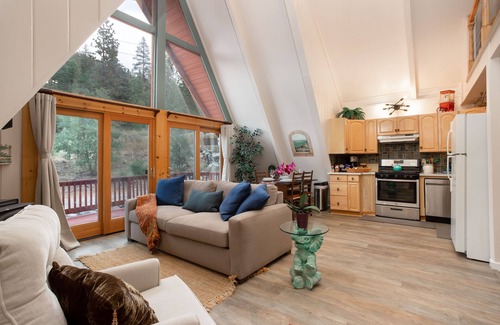 Pine Mountain Club Cabina | Forest Dream Retreat: A-Frame Cabin/Hot Tub/Games
