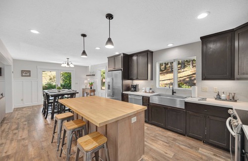 Sheridan Casa | Forest Hollow-Escape to Nature in Wine Country-McMinnville-Fire Pit-Dog Friendly