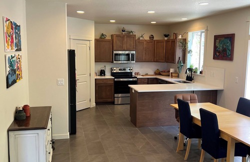 Thurston Casa | Forest home and outdoor adventure paradise! 15 minutes to Autzen Stadium.