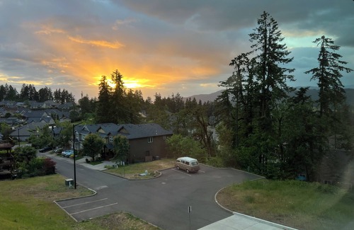 Thurston Casa | Forest home and outdoor adventure paradise! 15 minutes to Autzen Stadium.