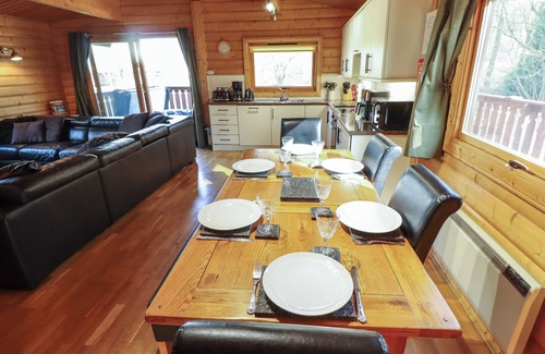 Kenwick Cabaña | FOREST LODGE KENWICK PARK, pet friendly in Kenwick Woods