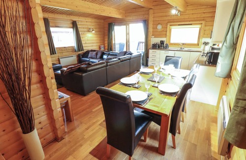Kenwick Cabaña | FOREST LODGE KENWICK PARK, pet friendly in Kenwick Woods