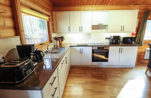 Kenwick Cabaña | FOREST LODGE KENWICK PARK, pet friendly in Kenwick Woods
