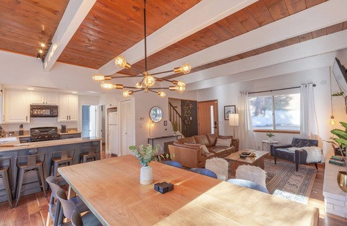 Lake Arrowhead Cabaña | Forest Moon Chalet. Designer & Pet Friendly Luxury 3 Bdrm. w/Hot Tub