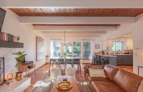 Lake Arrowhead Cabaña | Forest Moon Chalet. Designer & Pet Friendly Luxury 3 Bdrm. w/Hot Tub