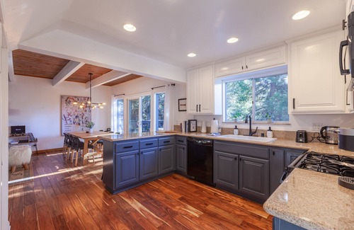 Lake Arrowhead Cabaña | Forest Moon Chalet. Designer & Pet Friendly Luxury 3 Bdrm. w/Hot Tub