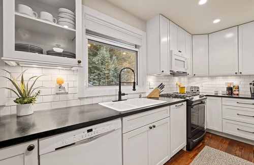 Downieville-Lawson-Dumont Cabina | Forest-Nestled Creekfront Cabin, Fireplace & Sauna