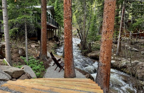 Downieville-Lawson-Dumont Cabina | Forest-Nestled Creekfront Cabin, Fireplace & Sauna