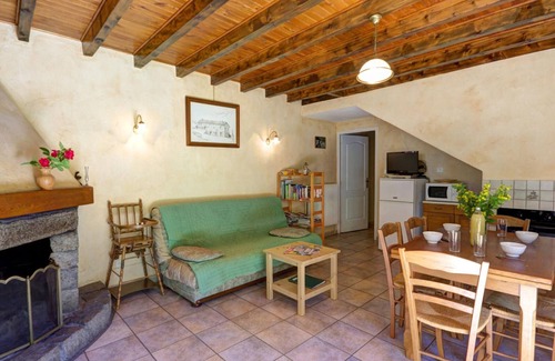 La Versanne Cabaña | Casa rural amplia y equipada, ideal para familias y amantes de la naturaleza, con terraza y juegos.