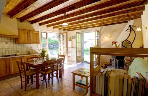 La Versanne Cabaña | Casa rural amplia y equipada, ideal para familias y amantes de la naturaleza, con terraza y juegos.