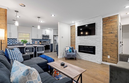 Atlanta Casa | Forest's Edge Hideaway - sleeps 16+, Mercedez Benz stadium, Aquarium, Six Flags